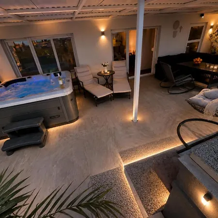 Luxury Jacuzzi Apartment *